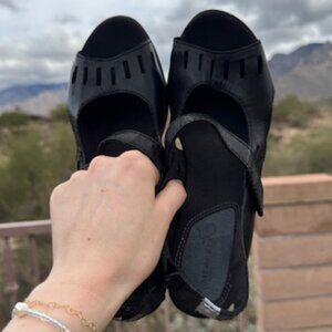 Merrell Black Leather Peony Heel Sandals | Size 8.5 / 39